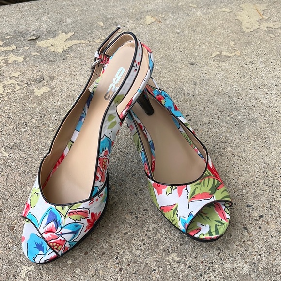 9 & Co. Shoes - Brand new 9 & Co. Elastic Sling back heeled sandal.